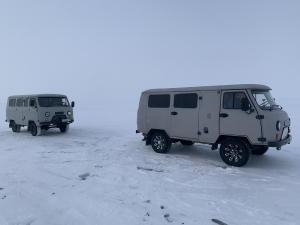 Met Russisch transport over t ijs naar een beroemde rotspunt