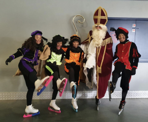 Sinterklaas en zijn Pieten op de schaats