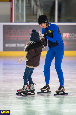 schaatsen met AZC-bewoners